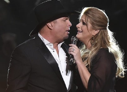 A picture of Christopher Latham ex-wife with her third husband Garth Brooks.